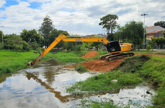 SAAE INICIA LIMPEZA E DESASSOREAMENTO DO CORREGO BELA VISTA NO PARQUE INDAIÁ