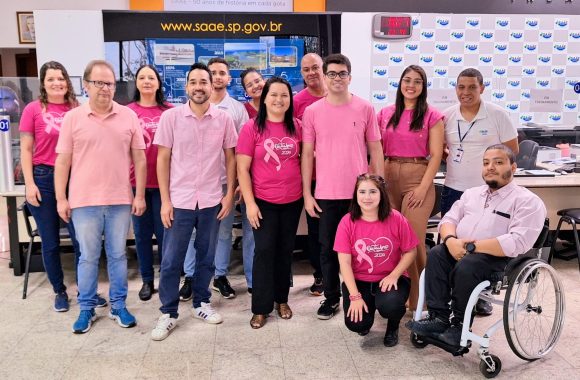 FUNCIONÁRIOS DO SAAE VESTEM ROSA EM CAMPANHA CONTRA O CÂNCER DE MAMA